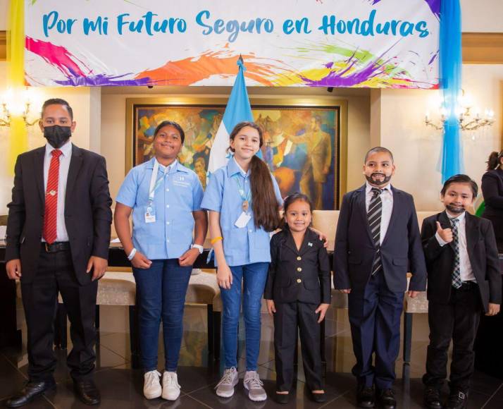 Así serán las gabachas azul turquesa que los estudiantes usarán en 2023 en Honduras