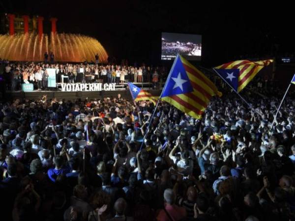 Partidarios de Esteladas (un grupo a favor de la independencia de Cataluña) ondean las banderas en un acto durante la campaña previa a las elecciones.