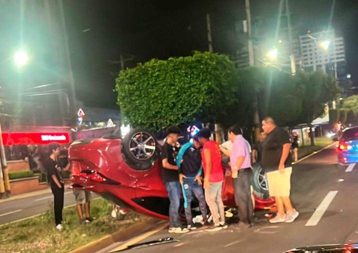 Con golpes leves resultó Cléver Portillo tras volcar su auto en bulevar Morazán