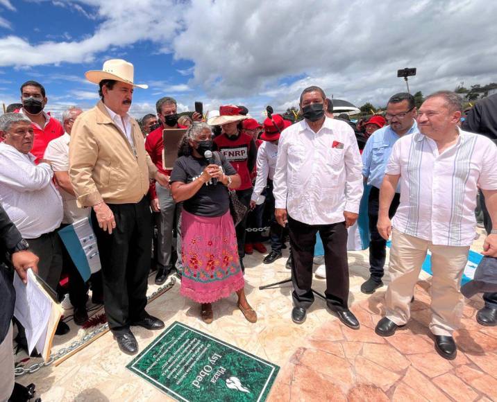 Así fue la inauguración de la Plaza Isy Obed, muerto en golpe de Estado en Honduras