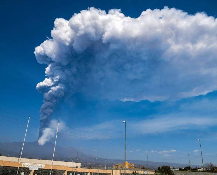 La impactante erupción de Etna, el mayor volcán activo de Europa