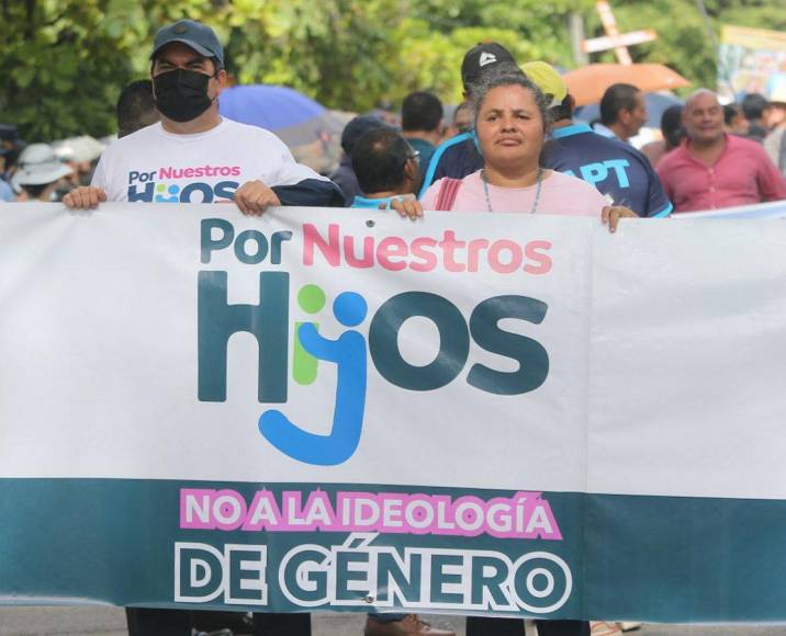 Los mensajes que dejó la masiva marcha en Tegucigalpa “Por nuestros hijos”