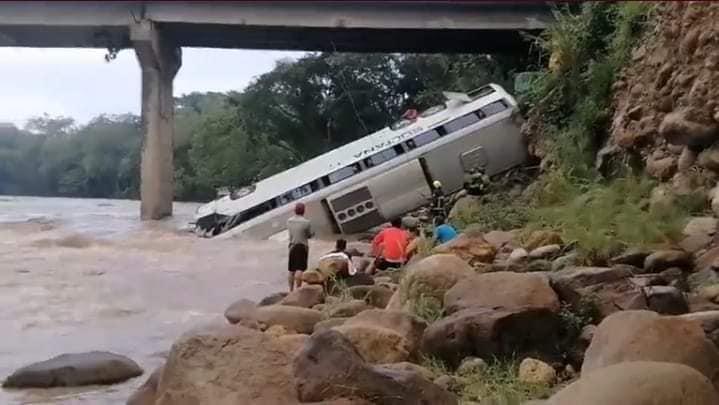 Las imágenes del accidente de un bus lleno de migrantes en Copán; hay 4 muertos