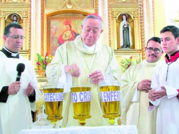 El cardenal Óscar Andrés Rodríguez consagra los santos óleos que los sacerdotes de El Paraíso utilizan para administrar sacramentos en sus parroquias.