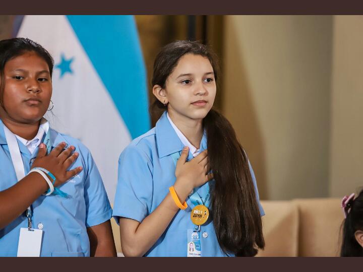 Así serán las gabachas azul turquesa que los estudiantes usarán en 2023 en Honduras