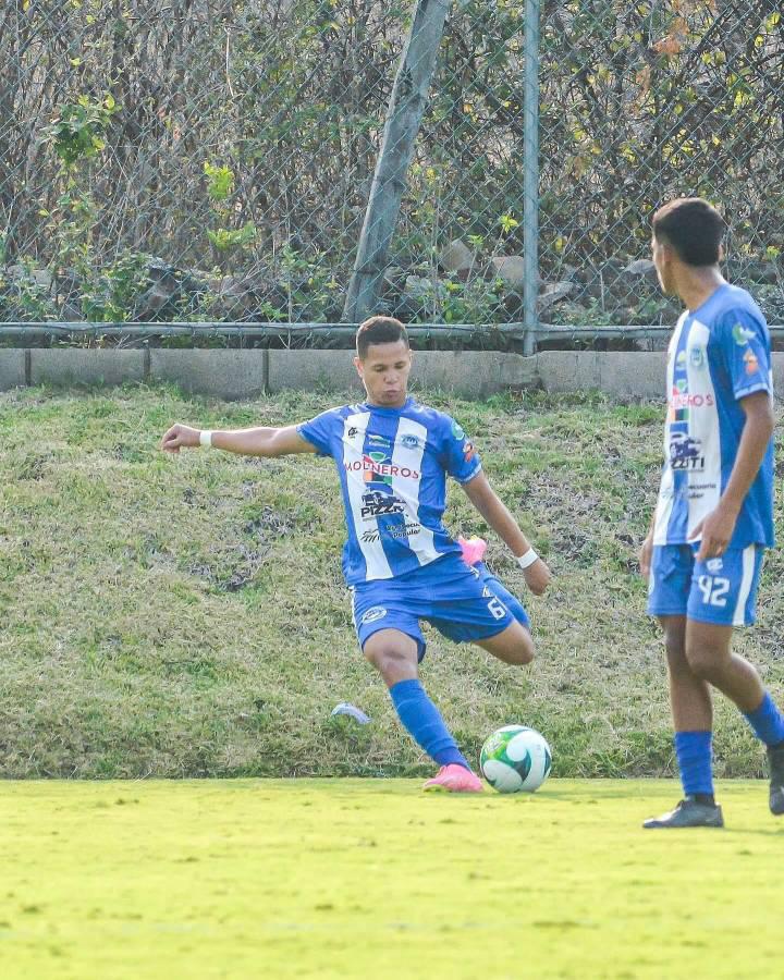 Jugador del Victoria entrenó con Manchester City y estuvo en campamento del Barcelona