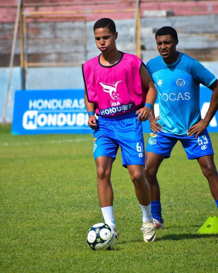 Jugador del Victoria entrenó con Manchester City y estuvo en campamento del Barcelona