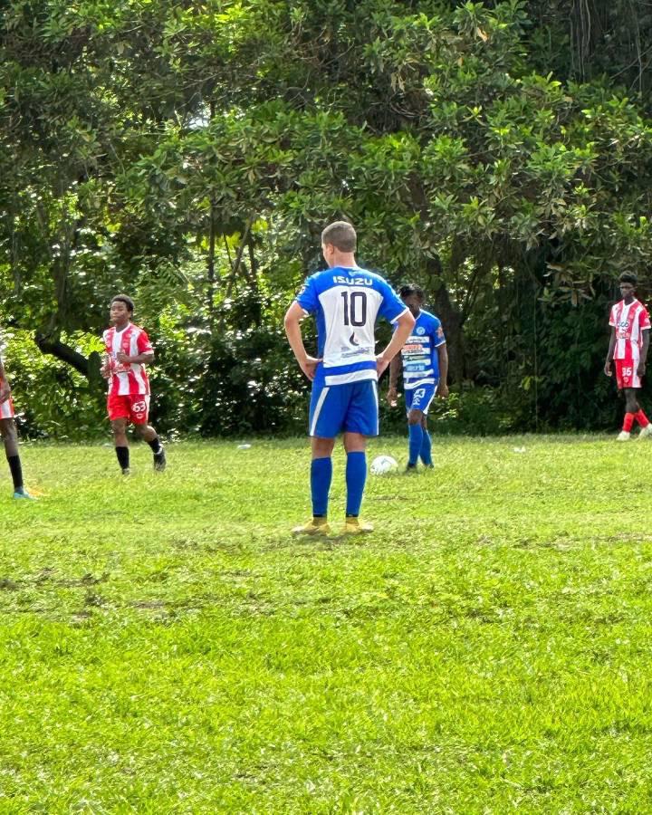 Jugador del Victoria entrenó con Manchester City y estuvo en campamento del Barcelona