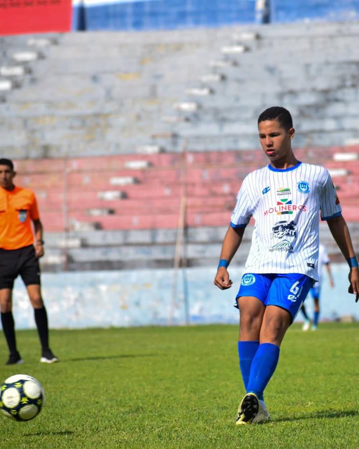 Jugador del Victoria entrenó con Manchester City y estuvo en campamento del Barcelona