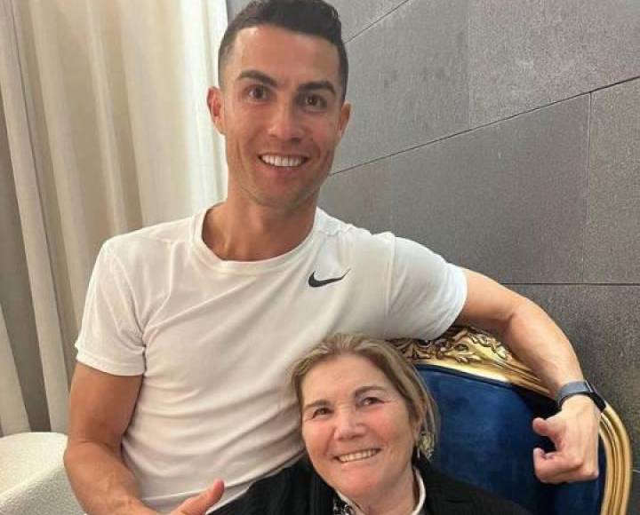 Madre de Cristiano Ronaldo ‘responde’ a los rumores sobre su relación con Georgina