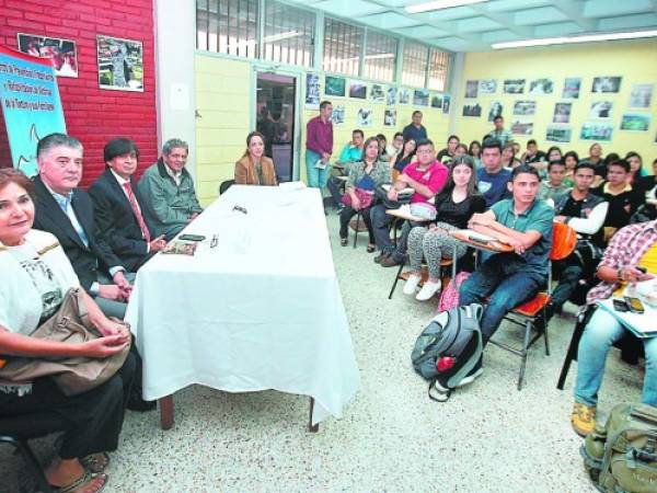 Roberto Santana, consultor del PNUD, expuso sobre el sistema penitenciario ante estudiantes de periodismo de la UNAH.