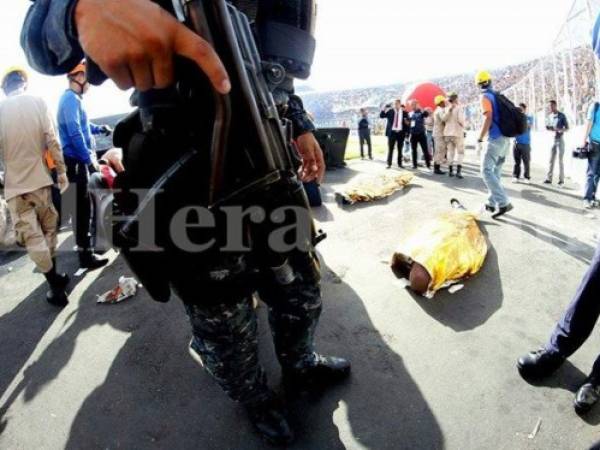 Un zafarrancho por querer ingresar al Estadio Nacional a la Gran Final tuvo un trágico desenlace este domingo que enluta a cinco familias hondureñas, según la lista actualizada de la Policía Nacional. (Foto: Johny Magallanes/ El Heraldo Honduras/ Noticias de Honduras)