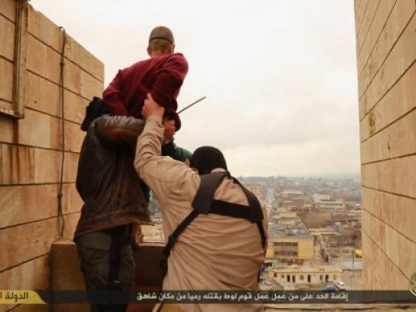 Dos miembros del Estado Islámico lanzan desde un edificio a un joven gay en Mosul.