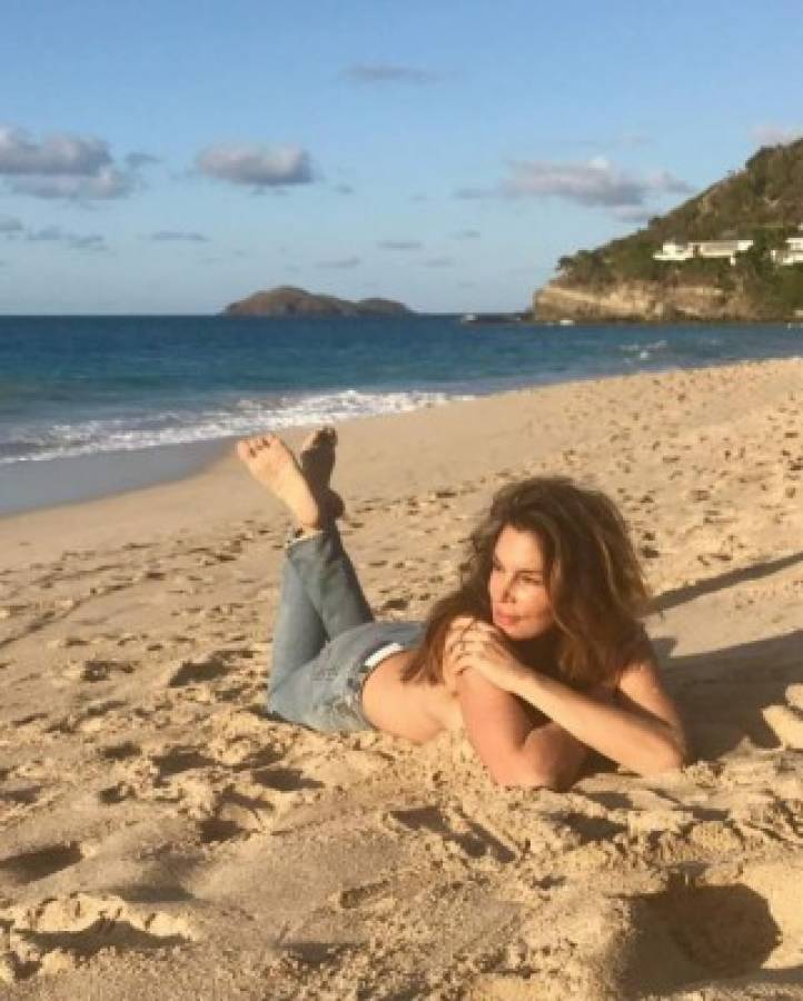 A sus 51 todavía se puede dar el lujo de protagonizar una sesión fotográfica haciendo topless. Foto Instagram @cindycrawford