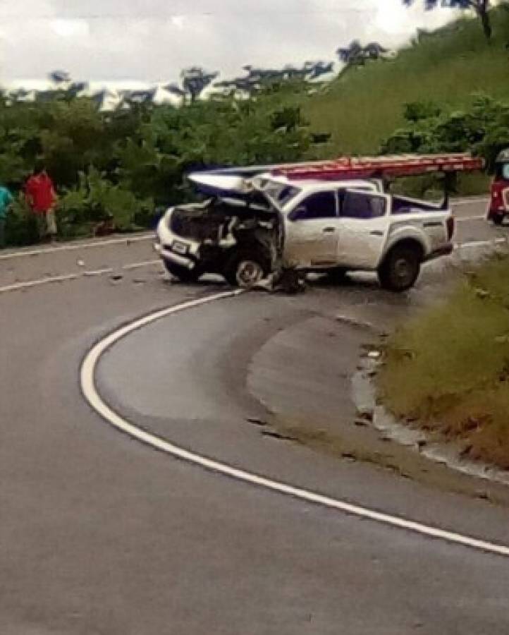 Cisterna de combustible y pickup colisionan por esquivar baches en carretera a Guasaule