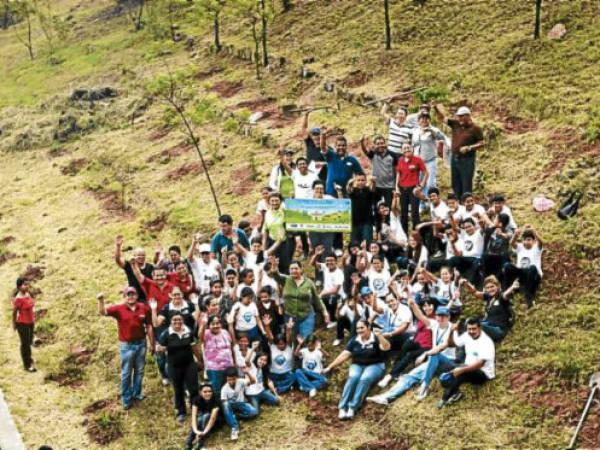 Los alumnos, maestros, patrocinadores y el equipo de EL HERALDO cerraron la exitosa campaña con una jornada de reforestación con la “V” de victoria.