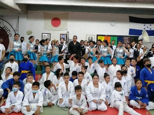 Estudiantes de judo durante la participación del evento en el Instituto Central Vicente Cáceres.