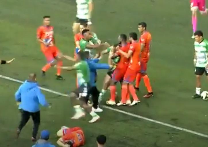 Pelea entre jugadores de UPNFM y Juticalpa FC