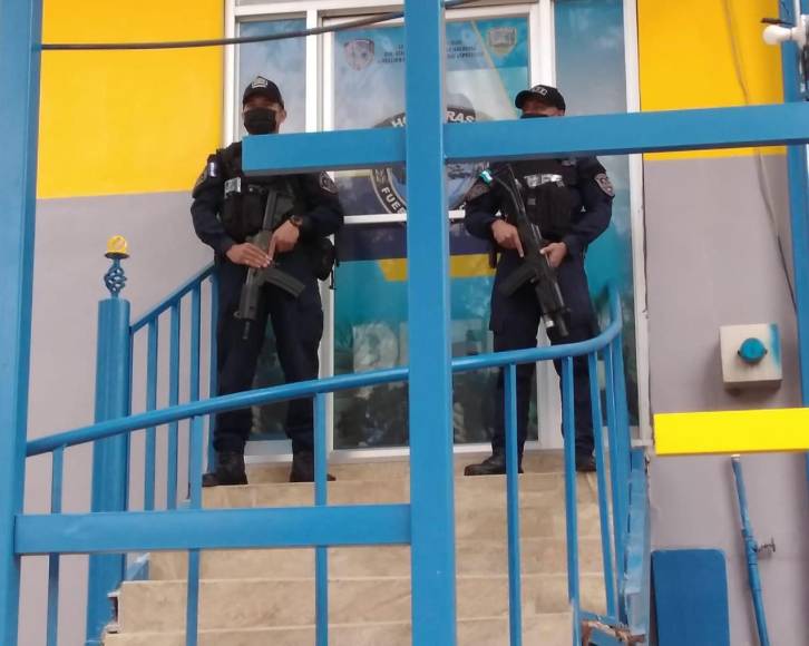 Así lucen los anillos de seguridad que resguardan a JOH en su detención