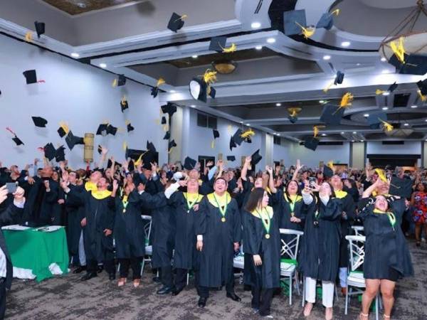 <i>Son 166 los nuevos profesionales que UTH ha entregado a la sociedad, la excelencia académica fue premiada por las autoridades de la universidad.</i>