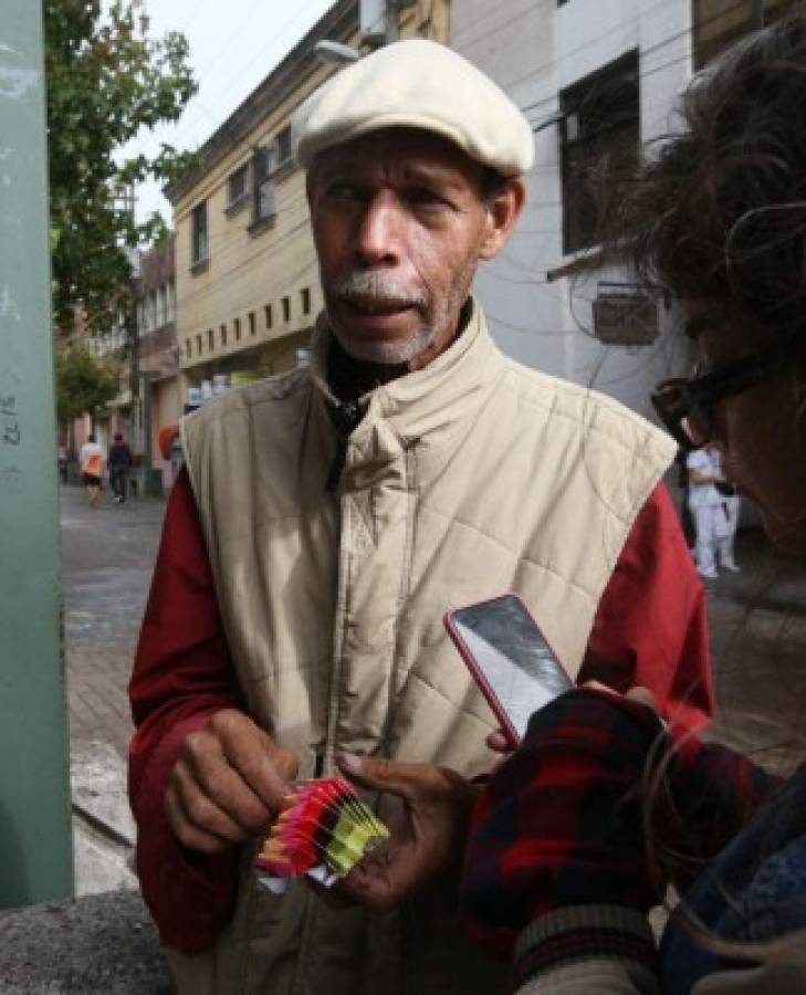 Don Altamirano, el hondureño que sobrevive jugando con el papel