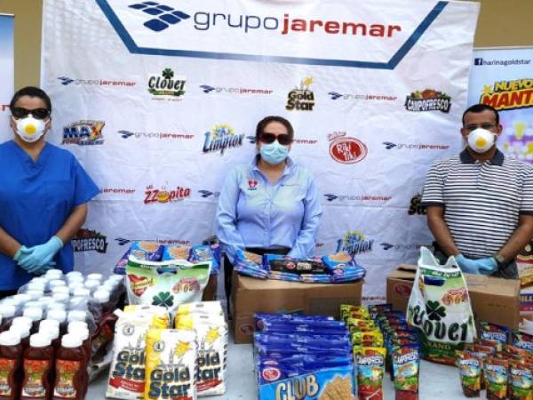 Lic. Sonia Mejía, gerente de RSE y Comunicaciones del Grupo Jaremar, junto a autoridades del Hospital Leonardo Martínez en San Pedro Sula.