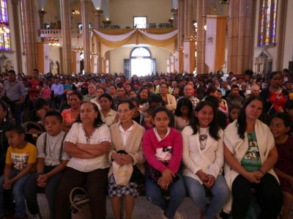 Cientos de personas participaron en la celebración eucarística del cuarto día de novena. Foto: Johny Magallanes/EL HERALDO.