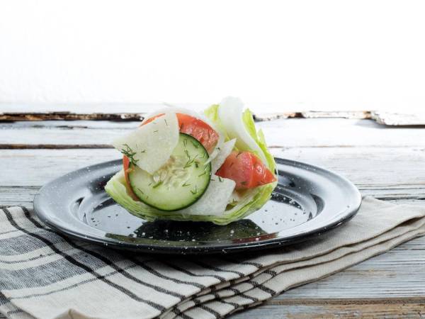 Pepino, tomate y lechuga son los ingredientes principales de esta saludable ensalada.