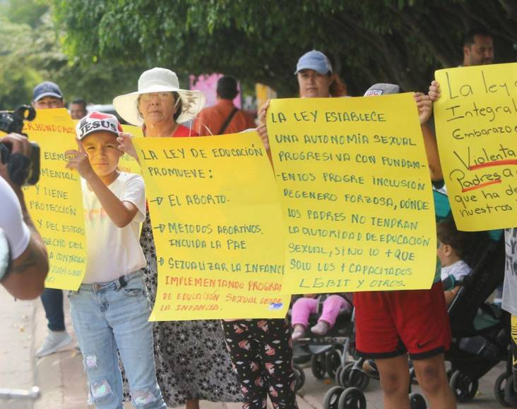 Los mensajes que dejó la masiva marcha en Tegucigalpa “Por nuestros hijos”