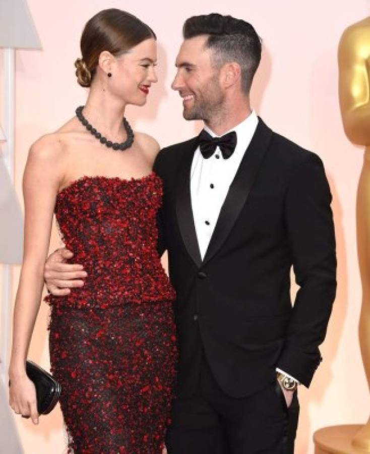 Adam Levine y su esposa Behati Prinsloo se convirtieron en padres de su primera hija llamada Dusty Rose Levine.