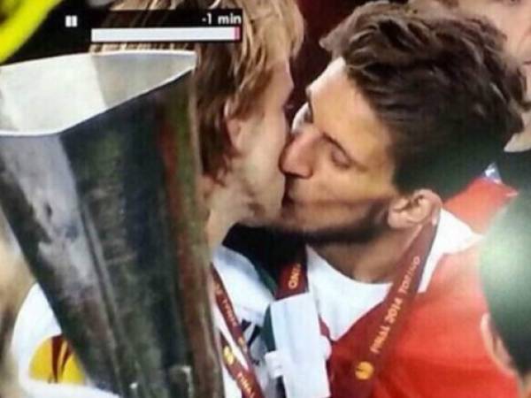 Rakitic y Carrico en la celebración de la Europa League del Sevilla.