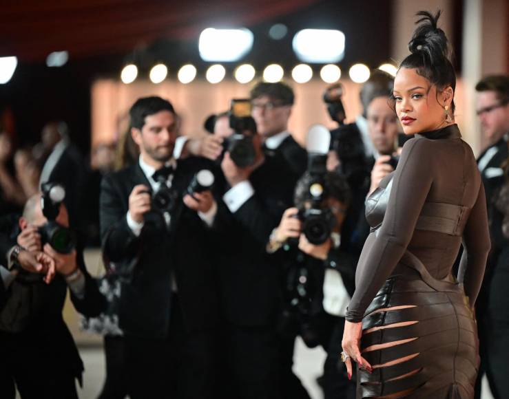 Rihanna deslumbra en la alfombra de los Premios Oscar