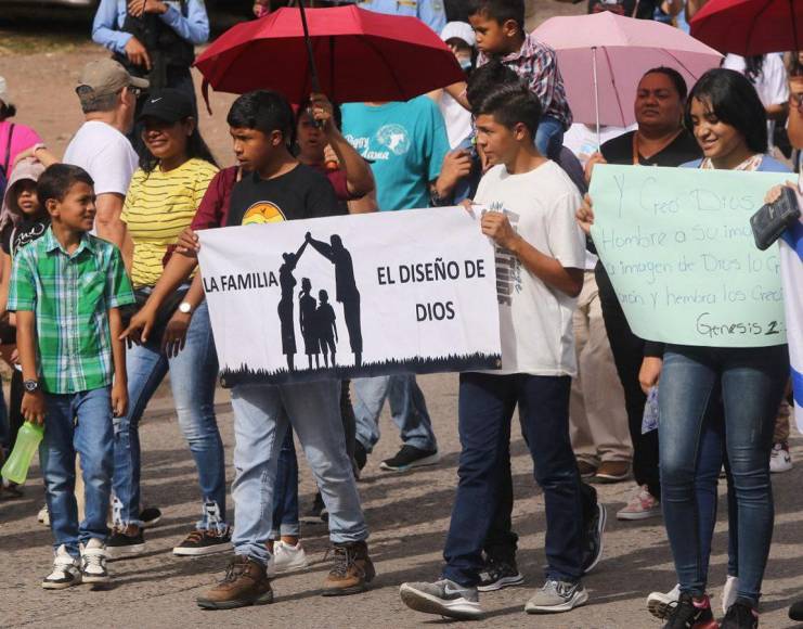 Los mensajes que dejó la masiva marcha en Tegucigalpa “Por nuestros hijos”