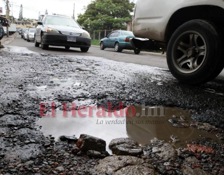 Baches, hoyos y hundimientos en la olvidada Comayagüela (Fotos)