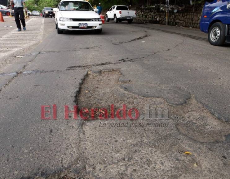 Baches, hoyos y hundimientos en la olvidada Comayagüela (Fotos)