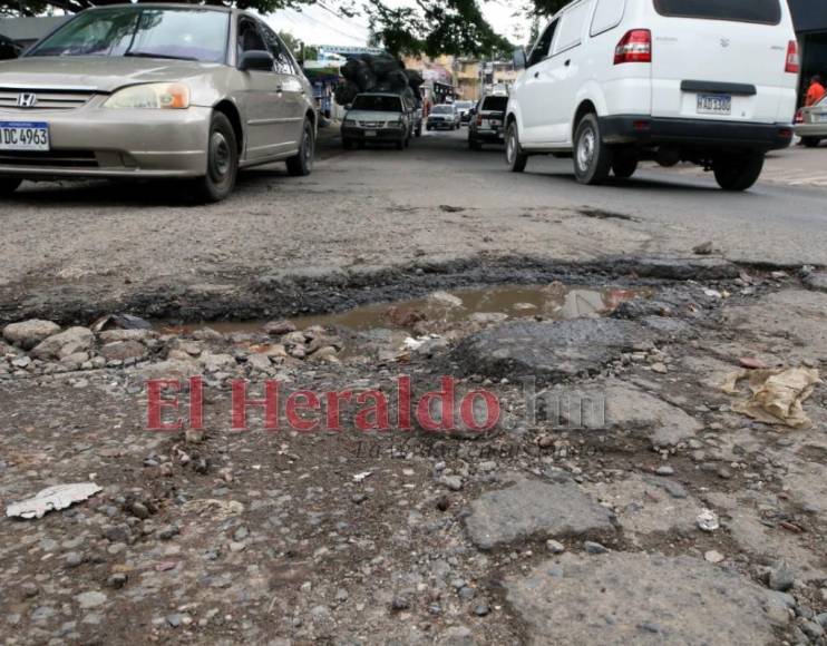 Baches, hoyos y hundimientos en la olvidada Comayagüela (Fotos)