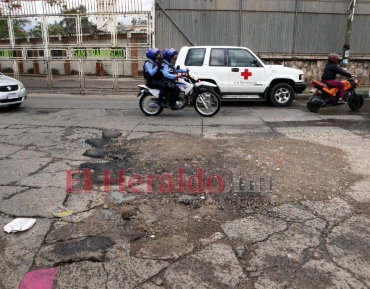 Baches, hoyos y hundimientos en la olvidada Comayagüela (Fotos)