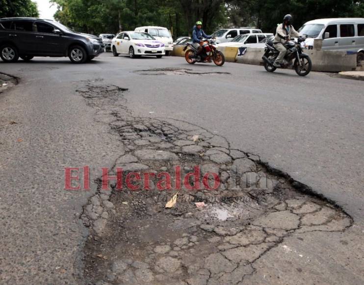 Baches, hoyos y hundimientos en la olvidada Comayagüela (Fotos)