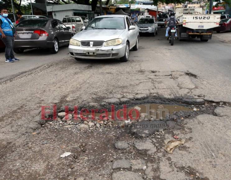 Baches, hoyos y hundimientos en la olvidada Comayagüela (Fotos)