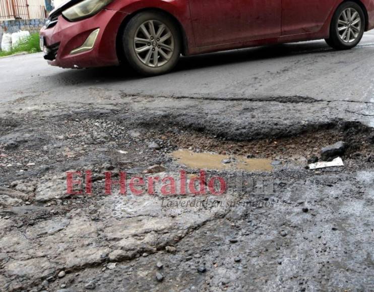 Baches, hoyos y hundimientos en la olvidada Comayagüela (Fotos)