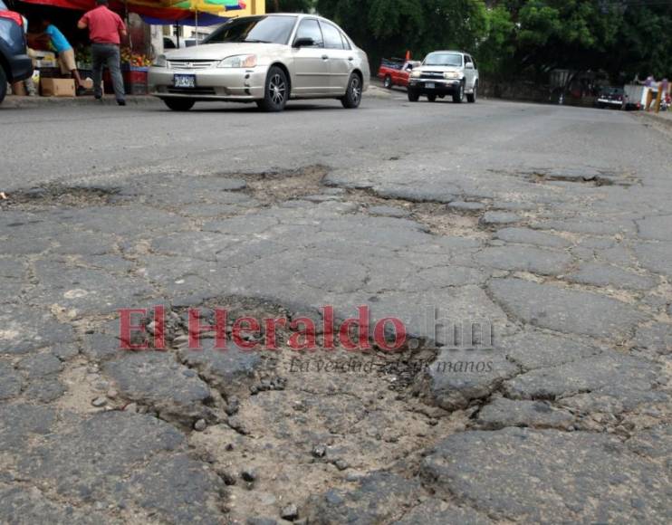 Baches, hoyos y hundimientos en la olvidada Comayagüela (Fotos)