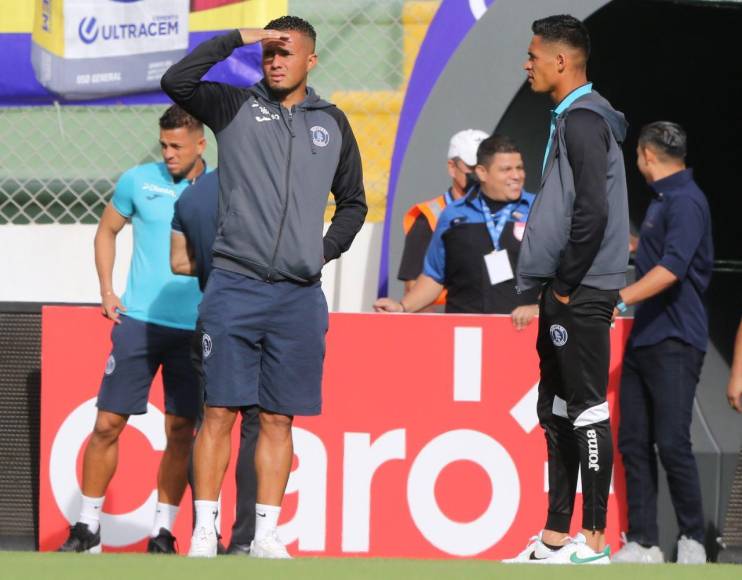 Largas filas para ingresar y con los elencos en el estadio: así es el ambiente que estremece el Carlos Miranda