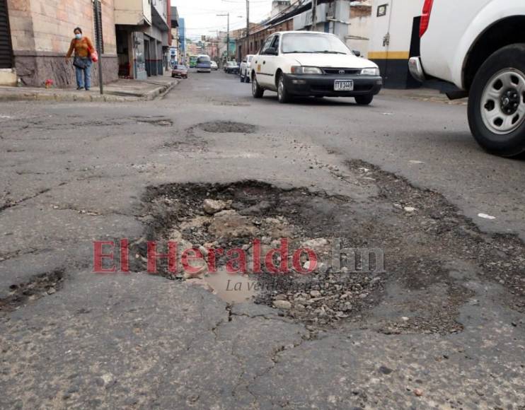 Baches, hoyos y hundimientos en la olvidada Comayagüela (Fotos)