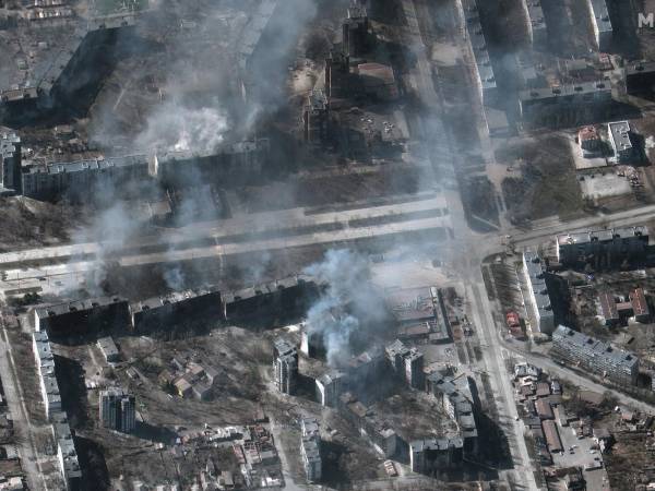 Esta imagen de satélite Maxar tomada y publicada el 22 de marzo de 2022 muestra edificios en llamas en Mariúpol, Ucrania.