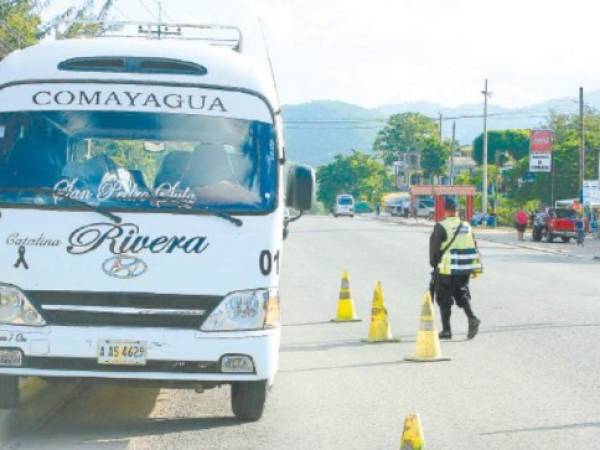 El bus interurbano se detuvo frente a la posta policial del municipio de Pimienta, Cortés