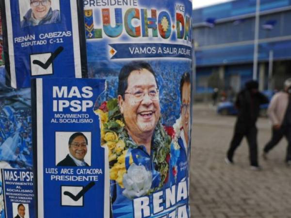 Promocionales del candidato a la presidencia, Luis Arce, del Movimiento al Socialismo (MAS), cubren un poste en El Alto, Bolivia, el viernes 16 de octubre de 2020. Foto: AFP