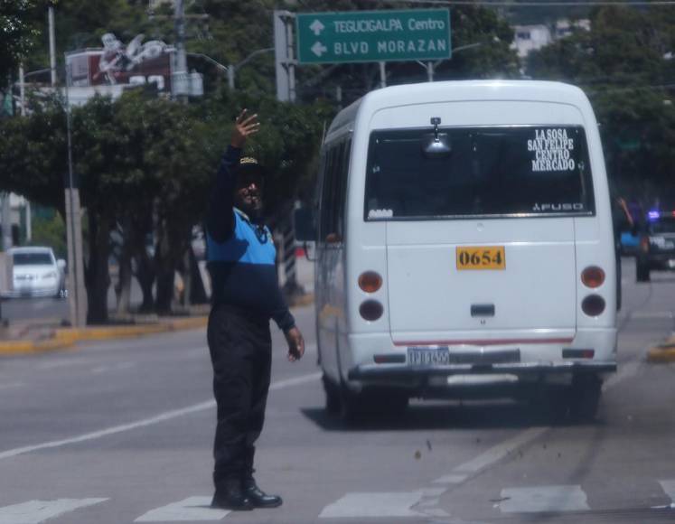 Ni botón de pánico, ni aire acondicionado y mucho menos conductores certificados: así es la realidad de viajar en rapidito en la capital