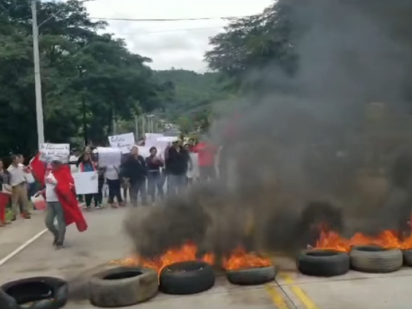 Con quema de llantas y cerrando el paso de la carretera que conduce de Danlí a Tegucigalpa, colectivos exigen la renuncia de Zepeda.