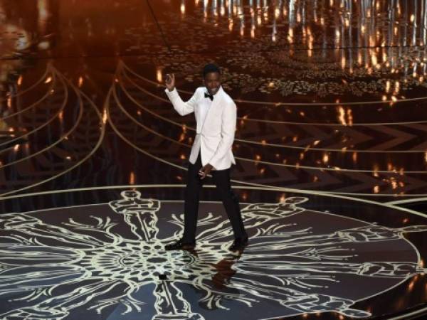 Conocido humorista Chris Rock inició la noche insinuando que hay racismo en los Oscars.