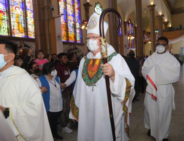 Con tambores y cantos, así se celebró la misa garífuna en honor a la Virgen de Suyapa